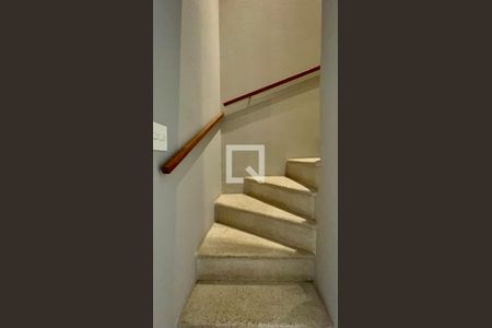 Escada de casa para alugar com 2 quartos, 120m² em Pinheiros, São Paulo