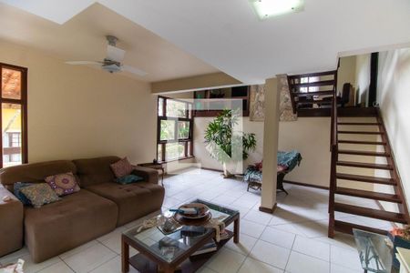 Sala de casa de condomínio à venda com 3 quartos, 186m² em Itaipu, Niterói