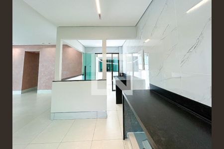 Casa à venda com 3 quartos, 290m² em Serrano, Belo Horizonte