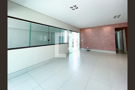 Casa à venda com 3 quartos, 290m² em Serrano, Belo Horizonte