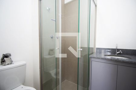 Banheiro de kitnet/studio para alugar com 1 quarto, 24m² em Sumarezinho, São Paulo