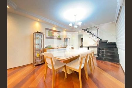 Casa à venda com 4 quartos, 300m² em Vila Costa Melo, São Paulo