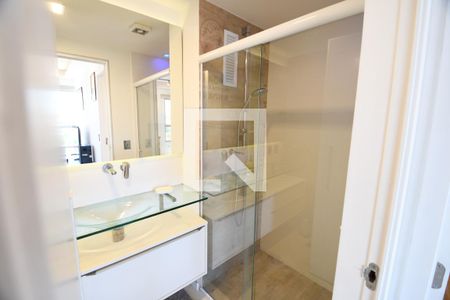 Banheiro de apartamento à venda com 1 quarto, 70m² em Cambuí, Campinas
