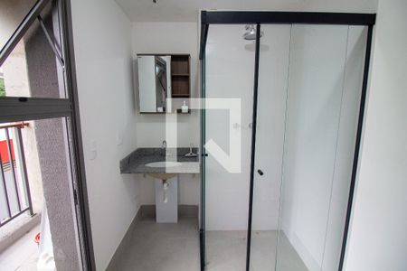Banheiro social de kitnet/studio para alugar com 1 quarto, 27m² em Santo Amaro, São Paulo