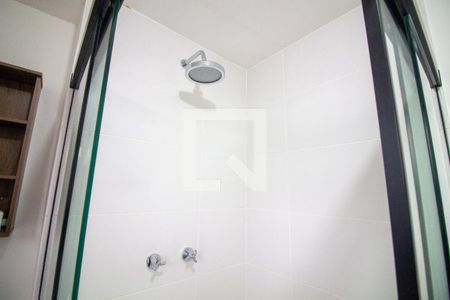 Banheiro social de kitnet/studio para alugar com 1 quarto, 27m² em Santo Amaro, São Paulo