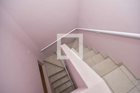 Escada de casa para alugar com 2 quartos, 97m² em Jardim Kuabara, Taboão da Serra