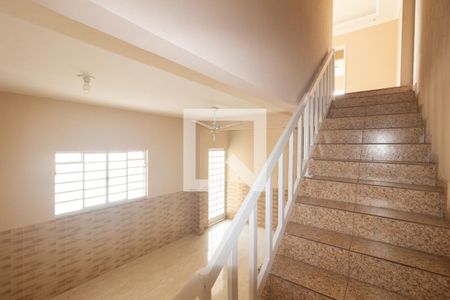 Escada de casa para alugar com 3 quartos, 240m² em Campo Grande, Rio de Janeiro