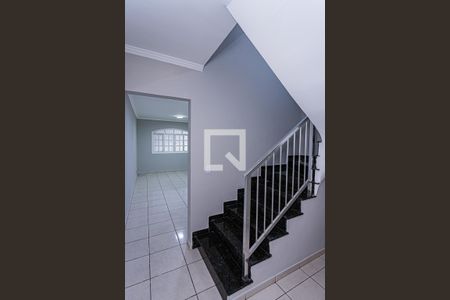 Escada de casa para alugar com 2 quartos, 180m² em Jaguará, São Paulo