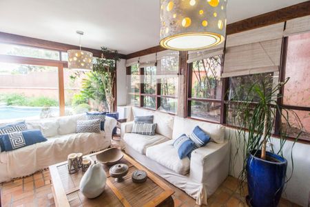 Sala de TV de casa de condomínio para alugar com 4 quartos, 748m² em Residencial das Estrelas, Barueri