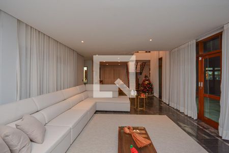 Sala de casa para alugar com 4 quartos, 399m² em Jardim Santa Helena, São Paulo