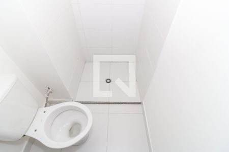 Banheiro de apartamento para alugar com 1 quarto, 24m² em Parque Industrial Tomas Edson, São Paulo