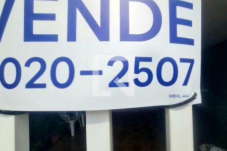 Fachada do imóvel com placa QuintoAndar de casa à venda com 5 quartos, 150m² em Jardim Cocaia, Guarulhos
