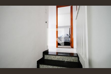 Escada de casa de condomínio para alugar com 2 quartos, 56m² em Maracanã, Praia Grande