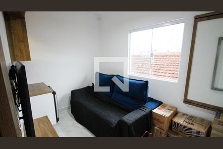 Sala de casa de condomínio para alugar com 2 quartos, 56m² em Maracanã, Praia Grande