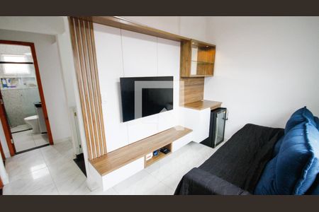 Sala de casa de condomínio para alugar com 2 quartos, 56m² em Maracanã, Praia Grande