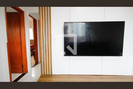 Sala de casa de condomínio para alugar com 2 quartos, 56m² em Maracanã, Praia Grande
