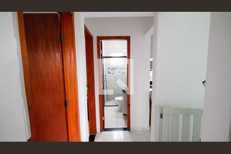 Corredor de casa de condomínio para alugar com 2 quartos, 56m² em Maracanã, Praia Grande