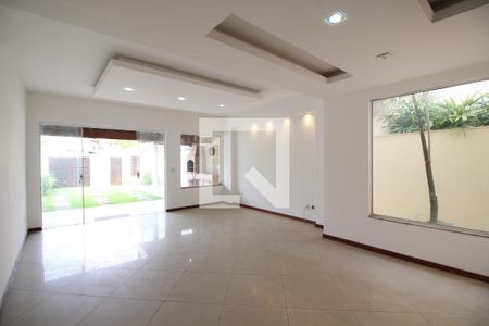 Sala de casa de condomínio para alugar com 4 quartos, 180m² em Gardênia Azul, Rio de Janeiro