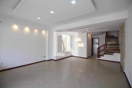 Sala de casa de condomínio para alugar com 4 quartos, 180m² em Gardênia Azul, Rio de Janeiro