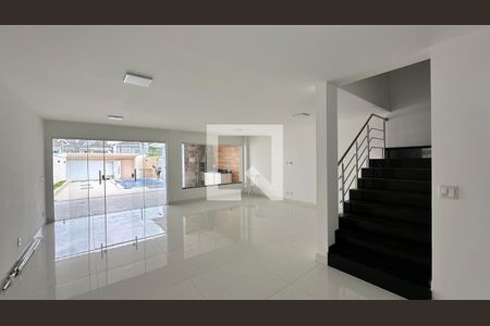 Sala de casa de condomínio para alugar com 5 quartos, 300m² em Recreio dos Bandeirantes, Rio de Janeiro