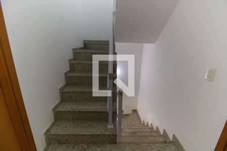 Escada de casa de condomínio para alugar com 4 quartos, 220m² em São Francisco, Niterói