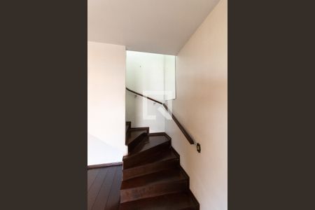 Escada de casa para alugar com 4 quartos, 232m² em Vila Vermelha, São Paulo