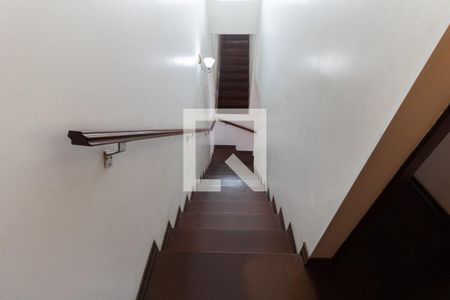 Escada de casa para alugar com 4 quartos, 232m² em Vila Vermelha, São Paulo