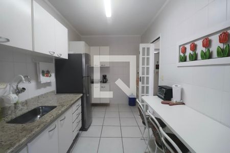 Cozinha de apartamento para alugar com 2 quartos, 76m² em Jardim Belmar, Guarujá
