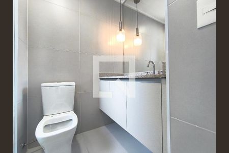 Banheiro de kitnet/studio para alugar com 1 quarto, 23m² em Paraíso, São Paulo