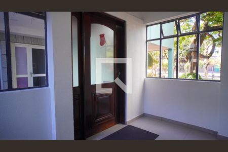 Hall de entrada de apartamento à venda com 2 quartos, 80m² em Cristal, Porto Alegre