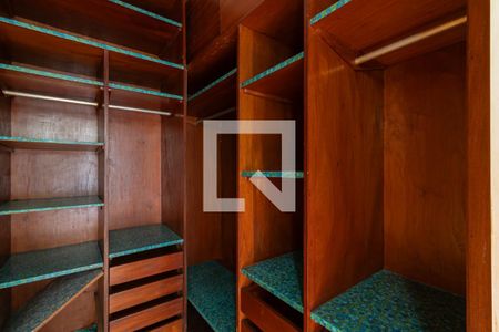 Closet da Suíte de apartamento para alugar com 3 quartos, 137m² em Itaim Bibi, São Paulo
