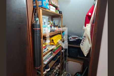 Depósito sob escada de casa à venda com 3 quartos, 200m² em Vila Guarani, São Paulo