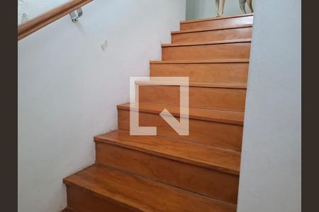 Escada de casa à venda com 3 quartos, 200m² em Vila Guarani, São Paulo