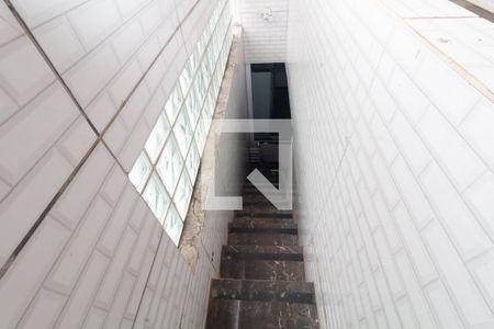 Escada de casa para alugar com 3 quartos, 98m² em Itaquera, São Paulo
