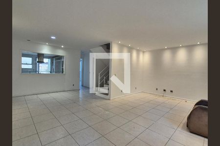 Sala de casa de condomínio para alugar com 4 quartos, 230m² em Recreio dos Bandeirantes, Rio de Janeiro
