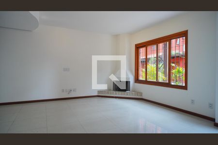 Lareira na sala  de casa de condomínio para alugar com 4 quartos, 217m² em Vila Jardim, Porto Alegre