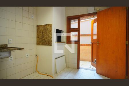 Cozinha e churrasqueira  de casa de condomínio para alugar com 4 quartos, 217m² em Vila Jardim, Porto Alegre