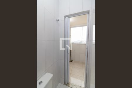 Banheiro de serviço de apartamento para alugar com 2 quartos, 44m² em Vila Valqueire, Rio de Janeiro