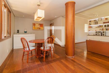 Casa à venda com 3 quartos, 220m² em Camaquã, Porto Alegre