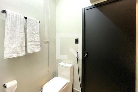 Banheiro de kitnet/studio para alugar com 1 quarto, 26m² em Funcionários, Belo Horizonte