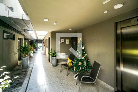 Corredor térreo de apartamento à venda com 2 quartos, 56m² em Vila Carrão, São Paulo