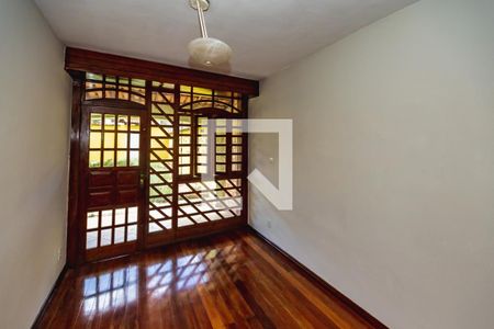 Casa para alugar com 3 quartos, 250m² em Sinimbu, Belo Horizonte