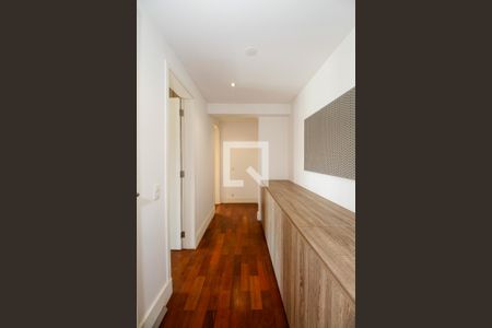 Corredor Área Íntima de apartamento à venda com 3 quartos, 220m² em Alto de Pinheiros, São Paulo