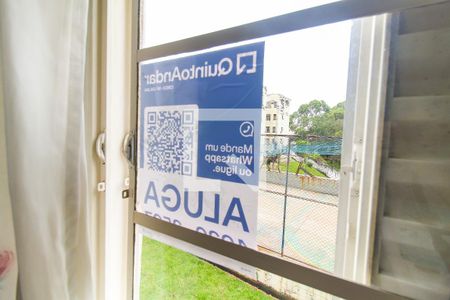 Placa na Janela de apartamento para alugar com 2 quartos, 50m² em Conjunto Residencial José Bonifácio, São Paulo