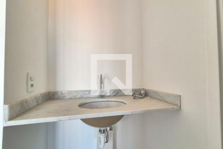 Banheiro de apartamento à venda com 1 quarto, 34m² em Parque Industrial, Campinas