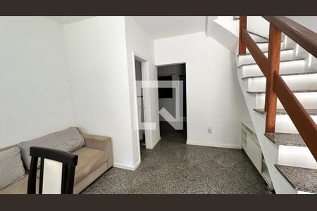 Sala de casa de condomínio para alugar com 2 quartos, 45m² em Recreio dos Bandeirantes, Rio de Janeiro