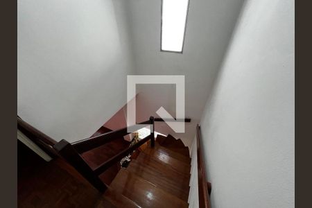 Escada de casa para alugar com 3 quartos, 155m² em Vila Santa Maria, São Paulo