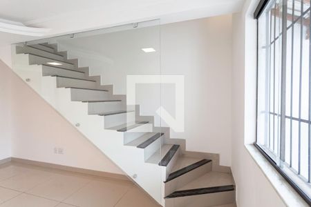 Escada de casa à venda com 2 quartos, 115m² em Santa Branca, Belo Horizonte