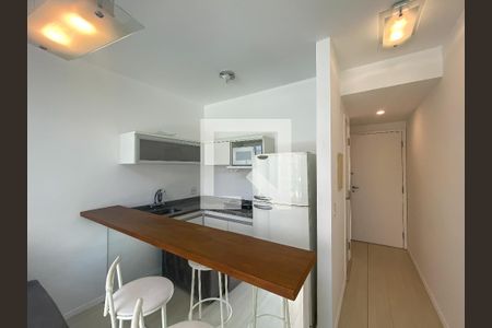 Cozinha de apartamento para alugar com 1 quarto, 50m² em Indianópolis, São Paulo