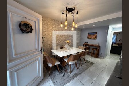 Sala de casa de condomínio à venda com 4 quartos, 130m² em Recreio dos Bandeirantes, Rio de Janeiro